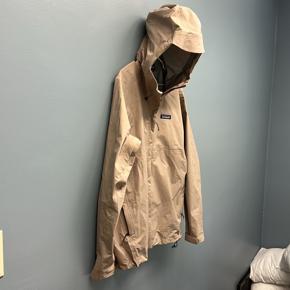Patagonia Men's Beige Raincoat - Picture 3 of 4